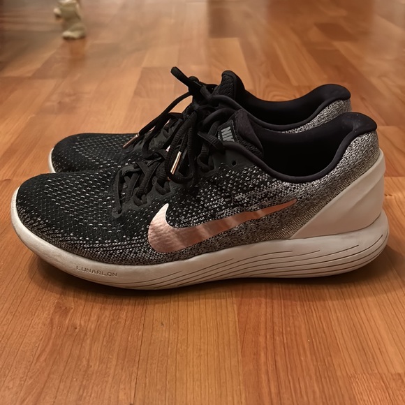 Nike Lunarglide 9 used 8.5/10 can clean the bottoms upon purchasing - Picture 2 of 3